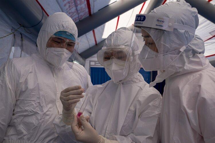 為什么非典在2003年迅速平息，而新冠肺炎持續了這么久？