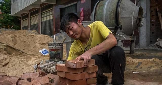 “搬磚小伙”林萬(wàn)東：高考713分，被嘲考上清華也沒(méi)用，現在咋樣