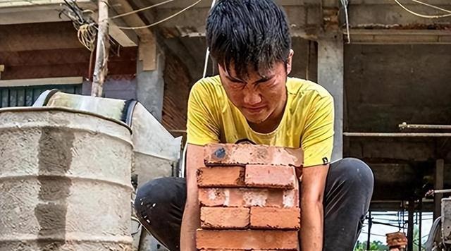 “搬磚小伙”林萬(wàn)東：高考713分，被嘲考上清華也沒(méi)用，現在咋樣