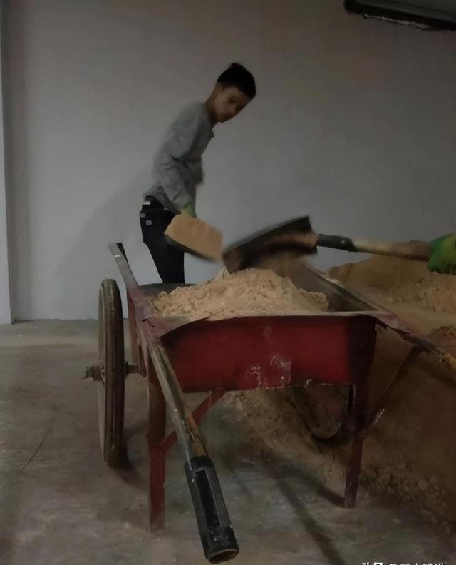 “搬磚小伙”林萬(wàn)東：高考713分，被嘲考上清華也沒(méi)用，現在咋樣